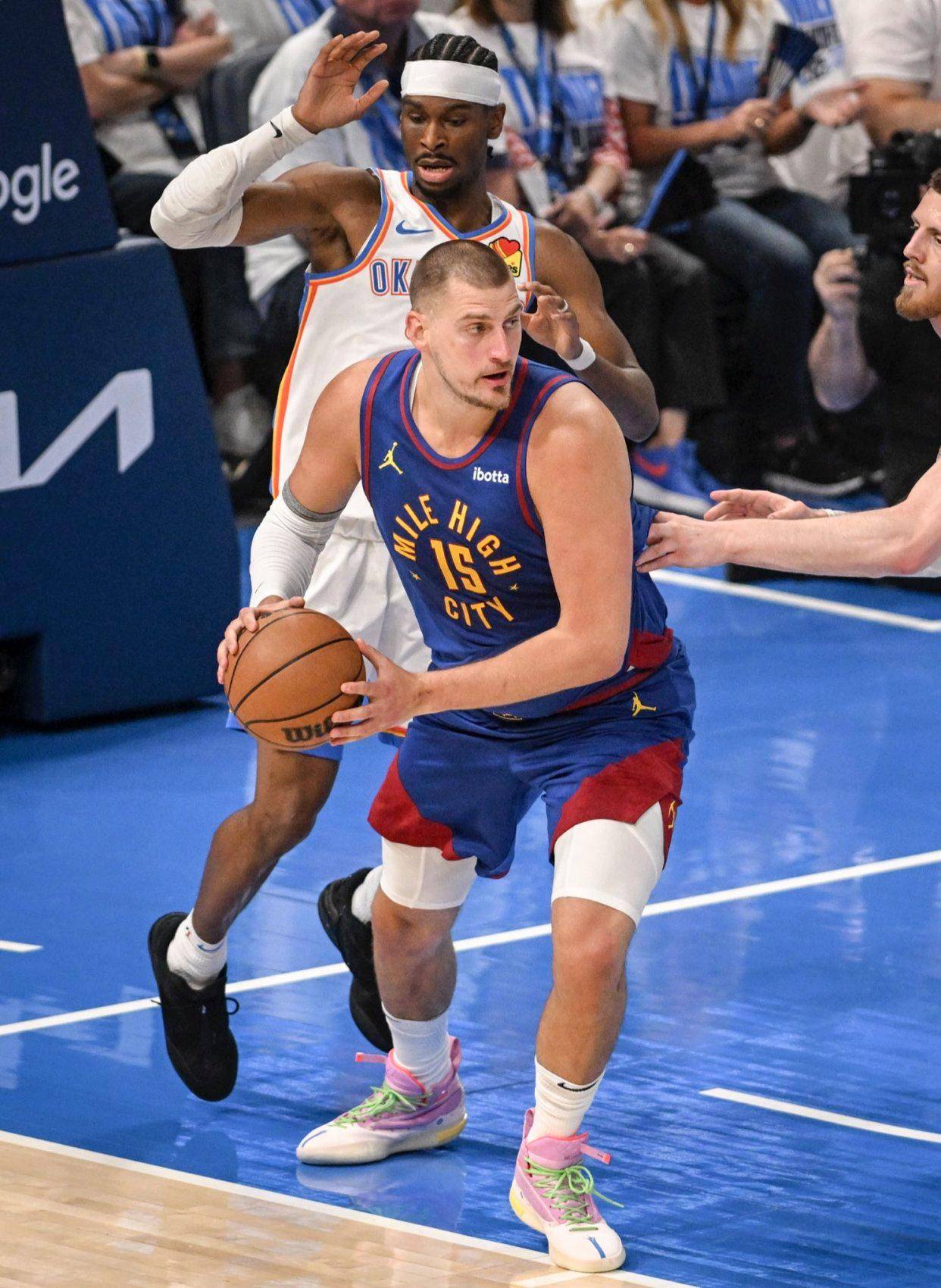 聚光灯下 聚光灯下